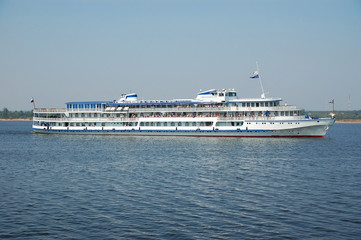 Fototapeta na wymiar White river cruise boat