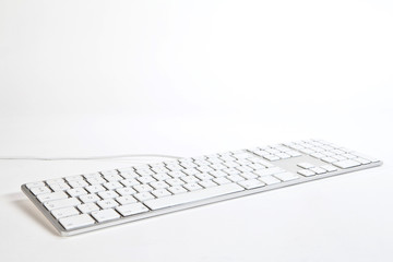 clavier d'ordinateur extra plat blanc sur fond blanc