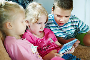 Obraz premium Children play on game console