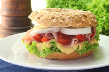 Bagel mit Kochschinken und Ei