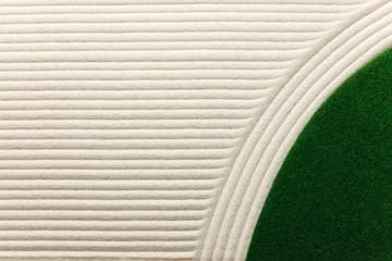 砂紋と緑の芝生