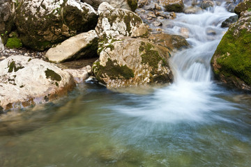 Fototapeta na wymiar Small cascade and flowing water