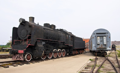 Fototapeta na wymiar Para lokomotywa obok platformie stacja kolejowa. Retro train.