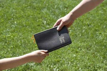 Sharing A Spanish Bible