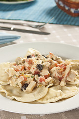 Raviole de frango com molho de palmito