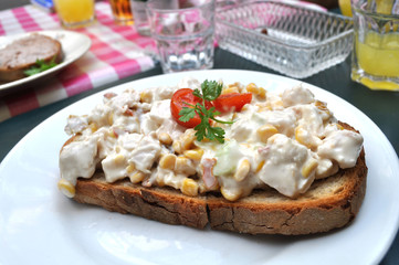 Bread with roasted chicken