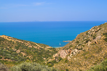 Weißes Segelschiff in einer Meeresbucht