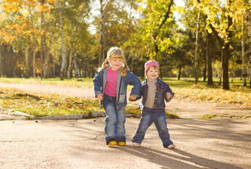 Obraz premium Happy sisters