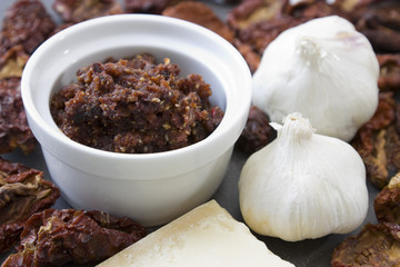 Pesto aus getrockneten Tomaten