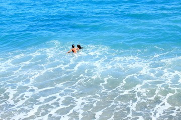 Fototapeta premium jeux aquatiques dans lagon turquoise d'île tropicale