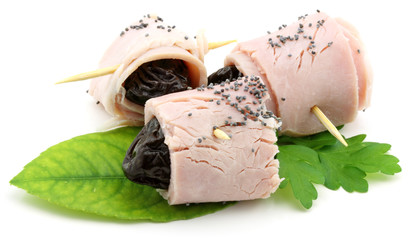roulés de jambon aux pruneaux, fond blanc