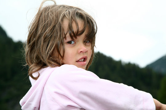 ritratto di una piccola bambina preoccupata