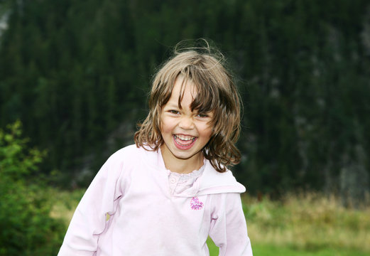 bambina troppo felice in mezzo alla natura