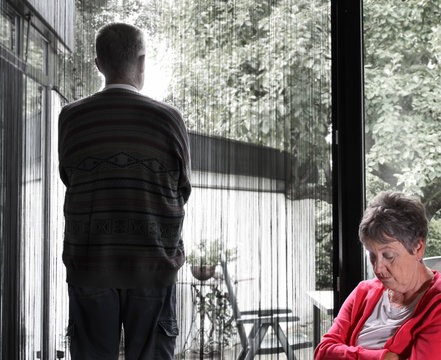 Mann und Frau, Senioren, schweigen sich an nach Streit