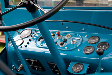 Armaturenbrett eines historischen Traktors