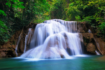 Fototapeta na wymiar Głęboki las wodospad w Kanchanaburi, Tajlandia