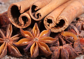 Obraz na płótnie Canvas Star anise and cinnamon sticks
