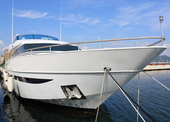 white motor yacht
