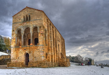 Santa María entre la nieve.