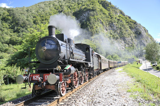 steam train locomotive un rail