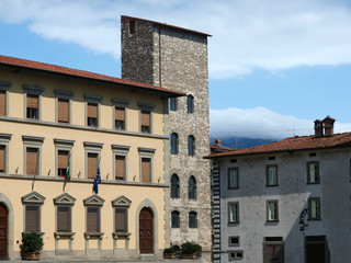 Fototapeta na wymiar Pistoia - Piazza Duomo i Wieża Catelina