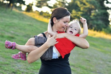 mère et bébé dans a prairie