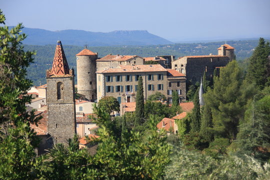 Le chateau et l'&eacute;glise de callian
