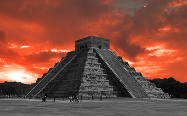 Fototapeta na wymiar The temples of chichen itza temple in Mexico