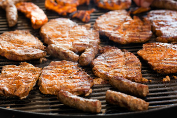 Grill mit Fleisch