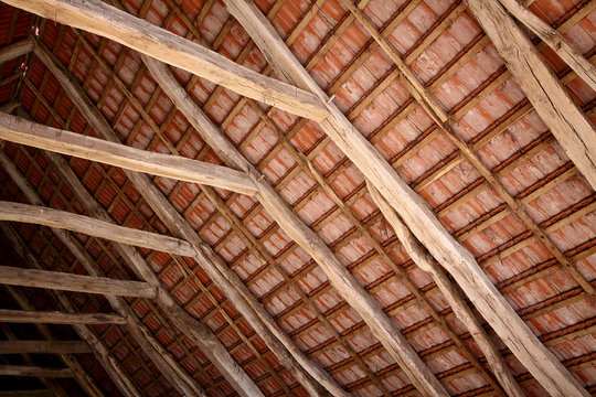 Dachbalken mit Dachziegel