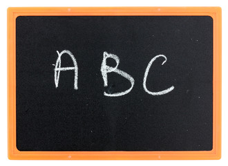 ardoise avec les lettres ABC écrites à la craie, fond blanc