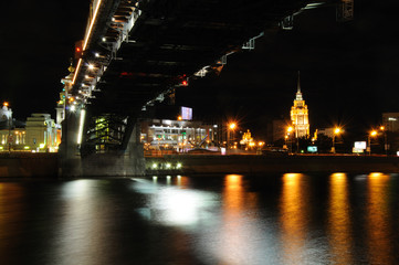 Fototapeta na wymiar Pod mostem. Widok z dworca kolejowego w Kijowie i hotelu 
