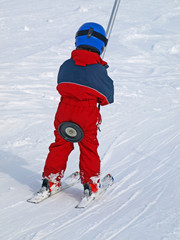 sport d'hiver enfant en téléski