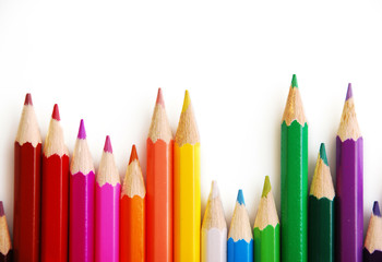 colored pencils lined up in the order of the rainbow