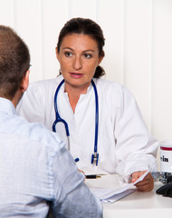 Arzt in Arztpraxis mit Patient. Gespräch und Beratung.
