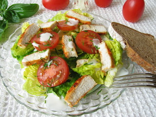 Salat mit Hähnchenfleischstreifen