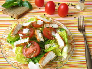 Salat mit Hähnchenfleischstreifen
