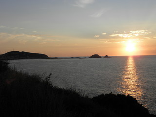 Fototapeta na wymiar coucher de soleil sur l'ile Rousse