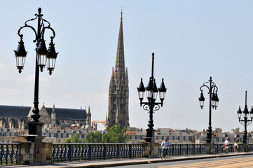 Fototapeta na wymiar saint-Michel vue du pont de pierre