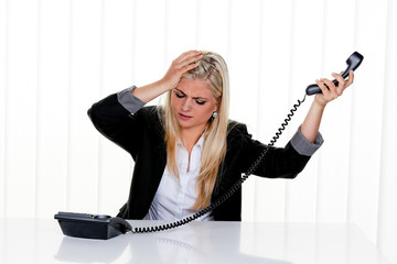Frau mit Stress im Büro