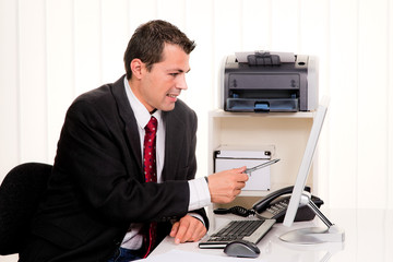 Geschäftsmann im Büro mit Computer