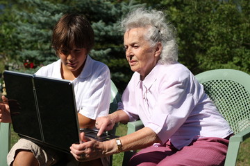 jeune garçon et son arrière grand-mère utilisant un ordinateur