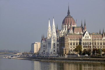 Obraz premium Parliament building along the Danube, Budapest, Hungary