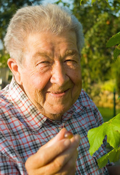 Glücklicher Rentner im Garten