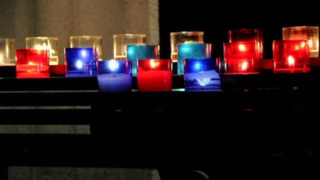 Brennende Kerzen in Kirche