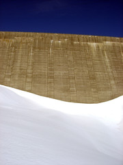 Staumauer Lago di Lucendro im Schnee