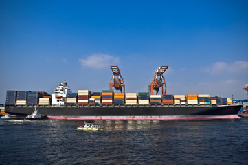 container box loading to cargo ship