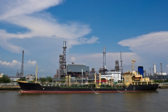 oil tanker vessel on cargo operation
