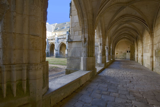 france; 85; lucon ,cath&eacute;drale,notre dame : &eacute;v&ecirc;ch&eacute;,clo&icirc;tre
