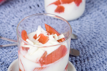 joghurt mit Rhabarberstücken